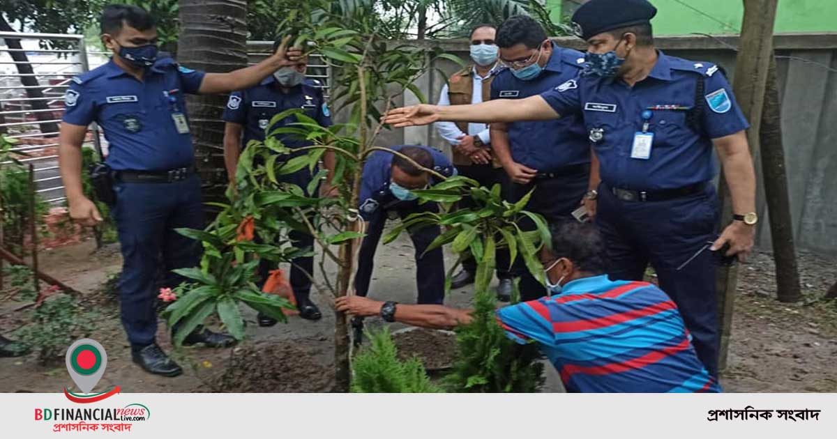 জাতীয় পরিবেশ দিবস-২০২১ উপলক্ষ্যে বৃক্ষ রোপন করেন ঢাকা জেলার পুলিশ সুপার