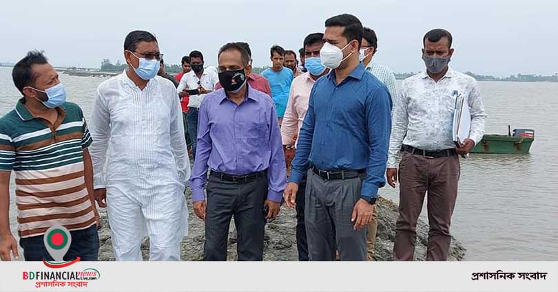 কয়রা উপজেলার বেড়িবাঁধ এর ভাংগন পরিদর্শন করেন খুলনা জেলা প্রশাসক