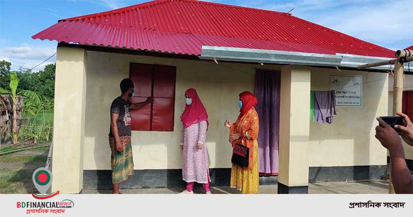 প্রধানমন্ত্রীর উপহার ঘর পরিদর্শন করেন খুলনা জেলার অতিরিক্ত জেলা প্রশাসক