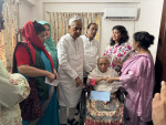 অসুস্থ শবনম মুশতারীকে দেখতে গেলেন সংস্কৃতি মন্ত্রী-প্রতিমন্ত্রী, ৫ লাখ টাকা সহায়তা