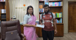 দৃষ্টি প্রতিবন্ধী শিক্ষার্থী দিদারুলের পাশে দাঁড়ালেন ডিসি ফরিদা